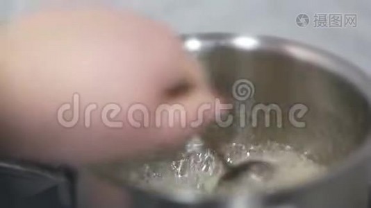 糖浆在炖锅里煮，准备棉花糖。视频