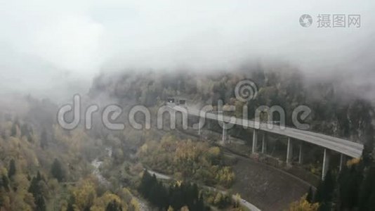 山村在山谷和铁路桥梁景观.. 带村庄和风景如画的山谷的鸟瞰图视频