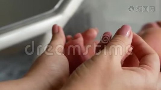 宝宝的脚在妈妈手里。 小新生婴儿`脚在女性心脏整形的手特写。 母亲和她的孩子视频