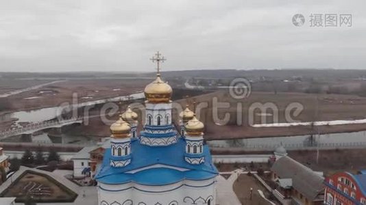 在夏夜拍摄的ChuvashiaTsivilsk市的教堂及其修道院的元素。视频
