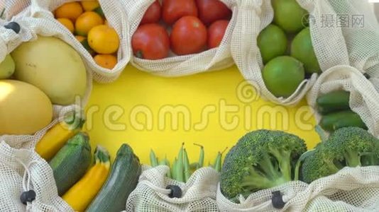 五颜六色的水果和蔬菜在可重复使用的袋子在黄色的背景。 零浪费。 减少塑料废物概念视频