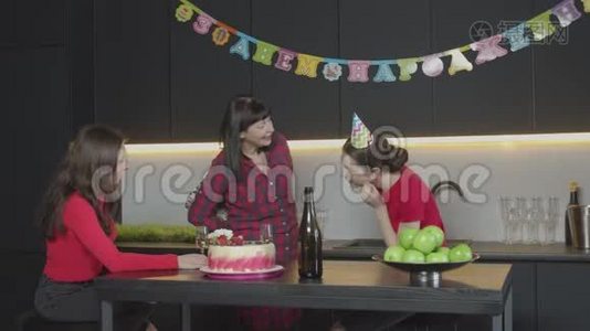 快乐的妈妈给女儿生日礼物盒视频