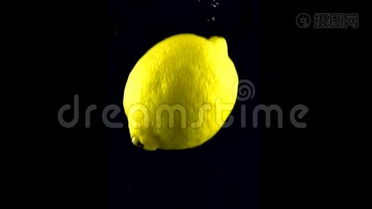 柠檬在水中缓慢运动。 与阿尔法隔离在黑色背景上。 近景视频