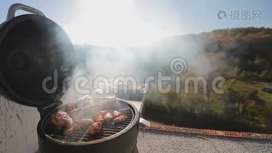 一块块肉，鸡，排骨，火上煎.. 厨师`手翻着肉. 在屋顶烧烤肉视频