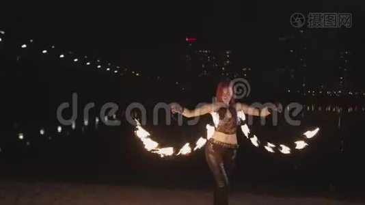 一个漂亮的火女表演舞蹈和燃烧的粉丝视频