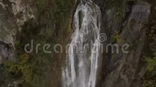 从被森林包围的山崖上的高瀑布视频