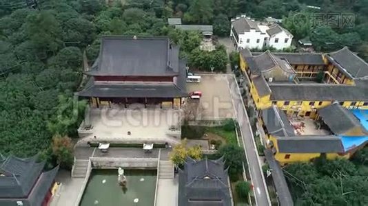 中国乡村丘陵间佛寺鸟瞰图。视频