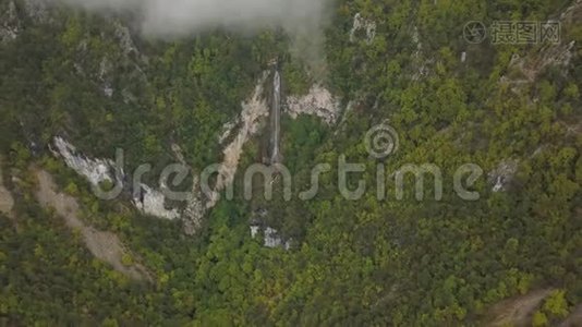 法国山上瀑布惊人的空中镜头，4k视频