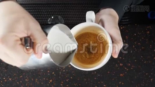 咖啡师将牛奶倒入杯中，制作卡布奇诺，酒保准备卡布奇诺杯，并抽签视频