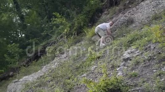 攀登山腰的人。 夏天在户外攀岩。 登山者登上顶峰视频