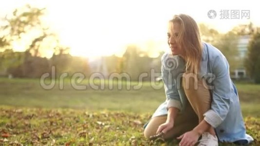 两个年轻的女人，一个孩子和一只狗在阳光明媚的日子在秋天的公园里玩得很开心。 萨姆塞夫妇视频