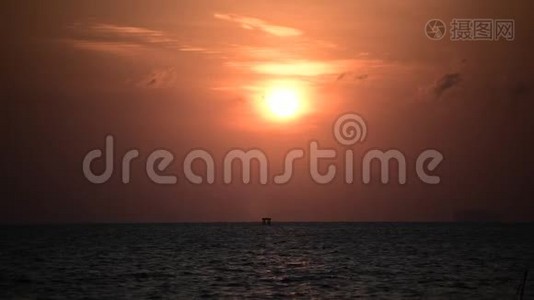 海上美丽的日出，晨光中的自然背景视频