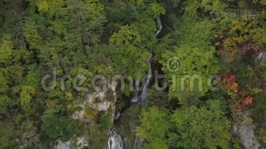 法国山腰森林中瀑布的空中影像，4k视频