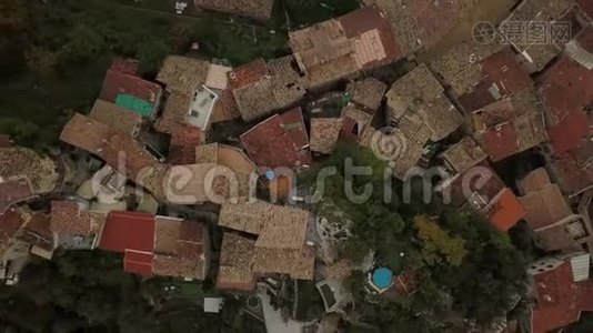 俯瞰法国4k森林、老建筑环绕的小镇视频