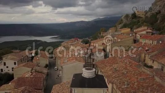 法国4k老建筑美丽山村的鸟瞰图视频