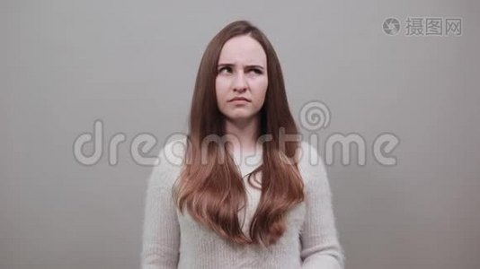 失望的白种人女士用双手捂住耳朵，捏着脸，不高兴视频