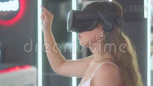 虚拟现实眼镜中的年轻女孩用手握着想象中的垂直线视频
