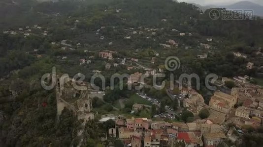 法国4k山上一个小镇的背景上令人惊叹的山脉视频