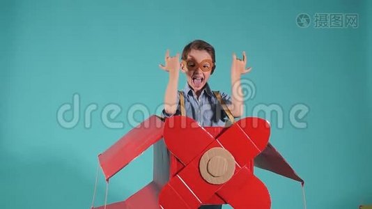 穿着纸板飞机休闲装的滑稽小男孩视频