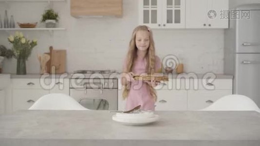 年轻的白人女孩穿着粉红色的衣服，把盘子杯垫放在桌子上，微笑着。 勤奋的少年帮助视频