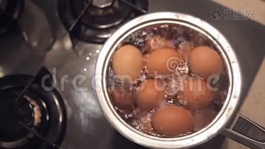 在煤气炉上煮鸡蛋。 俯视图特写视频