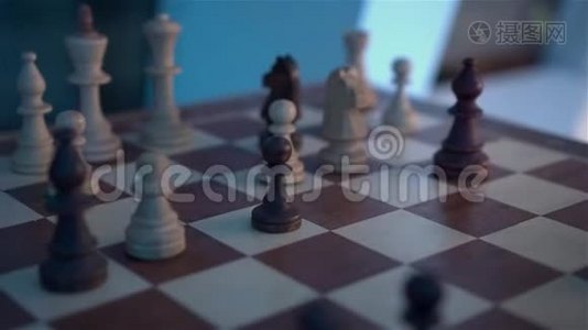 雄性手玩国际象棋视频