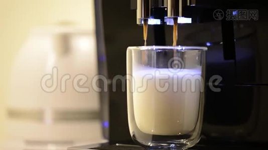 特写用现代咖啡机制作拿铁咖啡的过程，倒入清澈的玻璃杯中.. 咖啡机可以免费制作视频