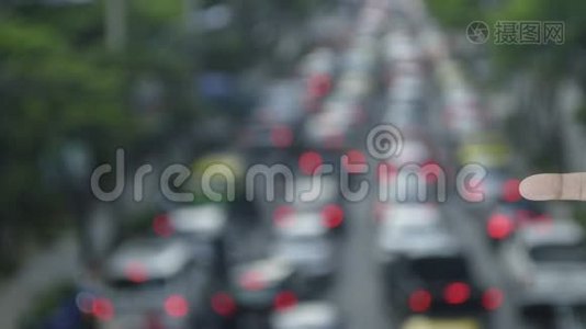 闭路电视摄像机平面图标手指模糊高峰时间与汽车和道路在城市，商业安全和安全概念视频