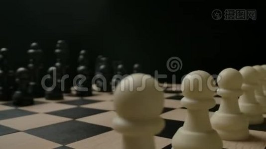 黑白棋子之间的对抗.. 游戏的开始。视频