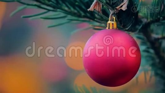 绿树上的圣诞装饰。 快关门。 新年及圣诞节概念视频