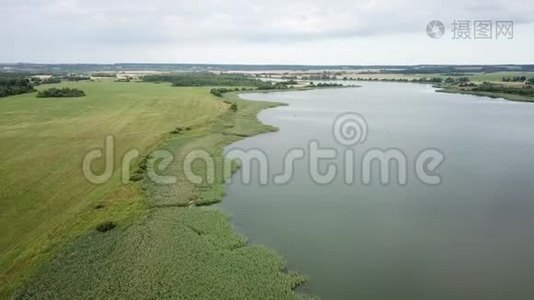 美丽的雅诺维池湖景观.视频