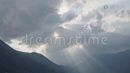 日落时透过云层的强烈光线穿过群山视频