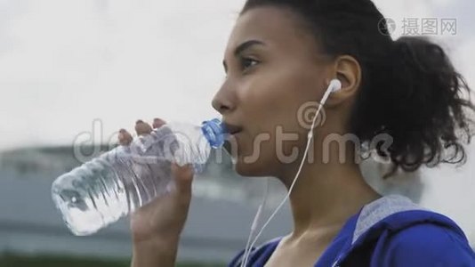 非洲裔美国少女晴天在公园新鲜空气中跑步后喝冷水视频