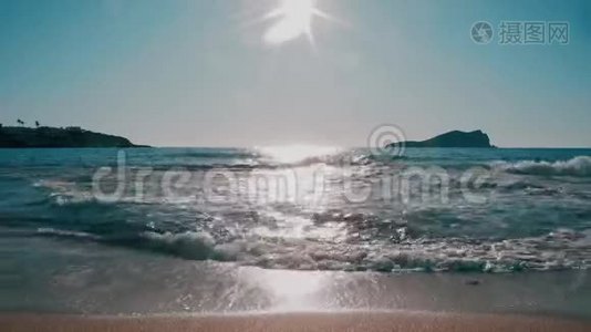 巴厘岛Ibiza太阳反射波浪和海滩视频