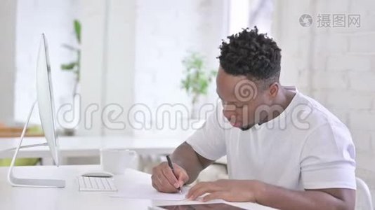 办公室使用台式电脑的非洲男子视频
