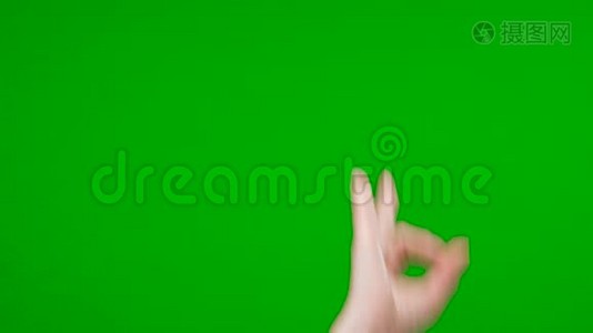手的特写显示绿色屏幕上的OK标志。视频