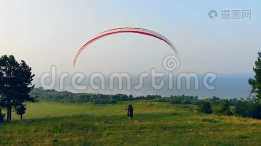 滑翔伞开始飞行。 滑翔伞，动作，极限运动理念..视频