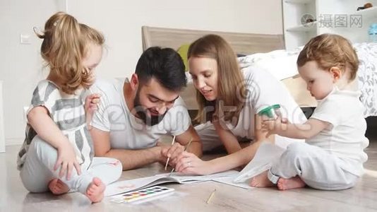幼儿家长与幼儿一起在纸上画水彩画..视频