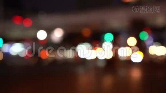 晚间城市交通密集的散焦镜头视频