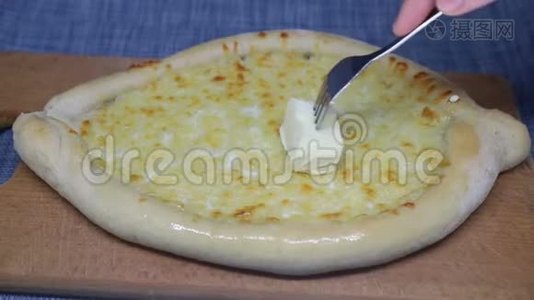 Khachapuri，格鲁吉亚奶酪面团，用黄油涂上油视频