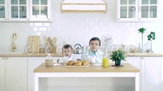两个男孩在厨房里等早餐和玩的画像视频