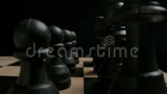 黑棋人物在开始位置准备游戏概念。视频