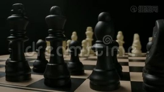 准备在黑白棋子之间战斗。 游戏的开始。视频