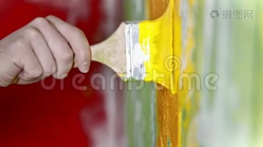 把涂满黄色油漆的刷子推到墙上视频