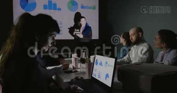 办公室助理在办公室演示时将图形更改为笔记本电脑。视频