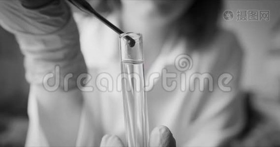 用吸管分析红色液体提取DNA的科学家视频