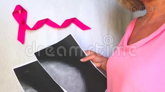 国际标志乳腺癌宣传月10月.. 缎粉色丝带意识复制空间。 妇女`保健视频