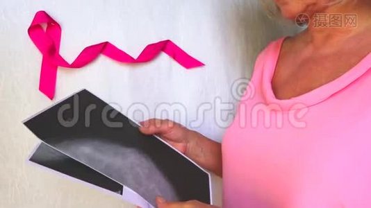 国际标志乳腺癌宣传月10月.. 缎粉色丝带意识复制空间。 妇女`保健视频