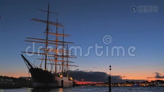 德国特拉维蒙德老城码头帕萨特船的夜景视频
