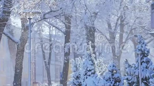 冬天明亮的背景。 有雪堆的圣诞城市景观视频